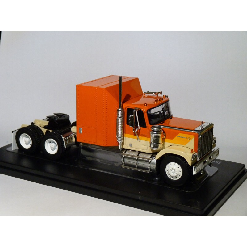 GMC General SBFA 1988 argent au 1/43ème par IXO - La Boutique de la Route